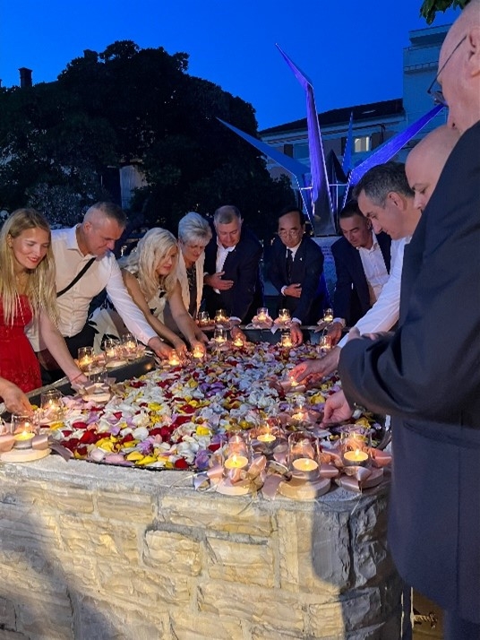 Ceremonija puštanja lampiona.