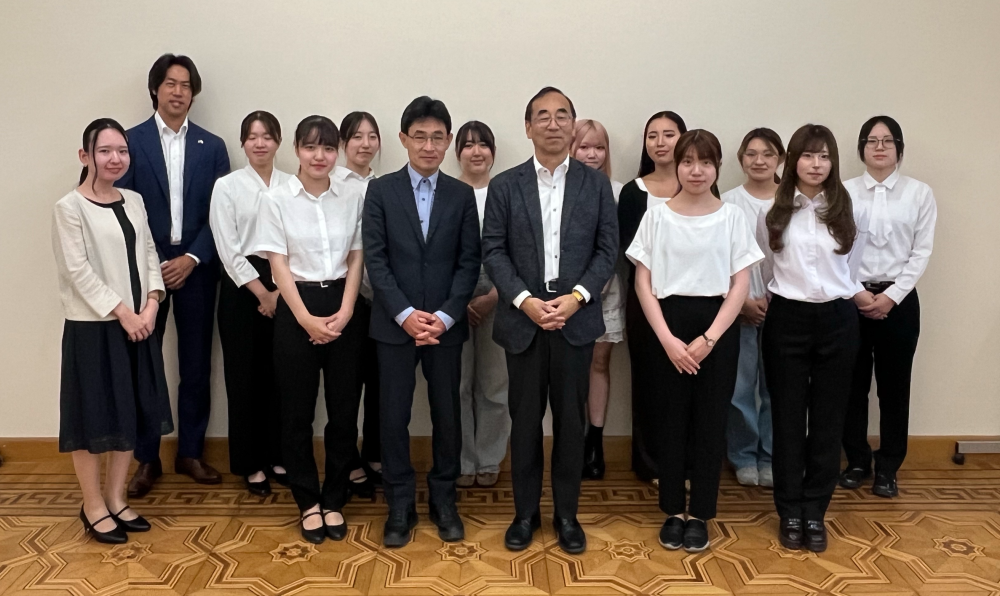 Dr. Nakajima and students from Gakushuin University